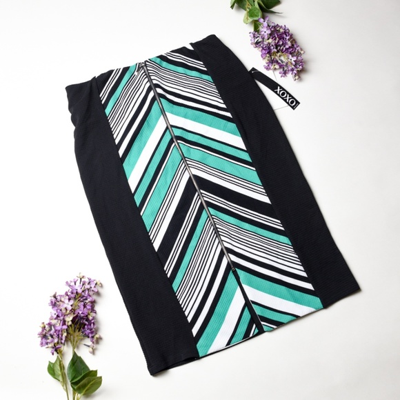 NWT XOXO geometric Print Front Pencil Skirt Green and Black new Juniors Large - Picture 2 of 4